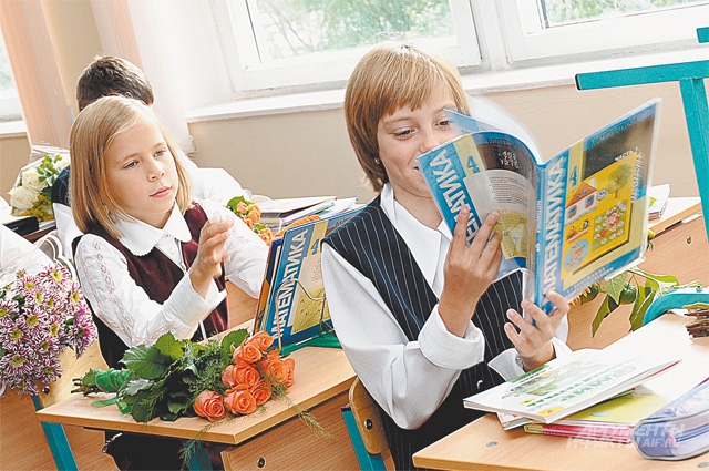 школа первый класс. второй раз в школу. первый рвз в первый клвсс. школа 1 класс. школьники в школе.